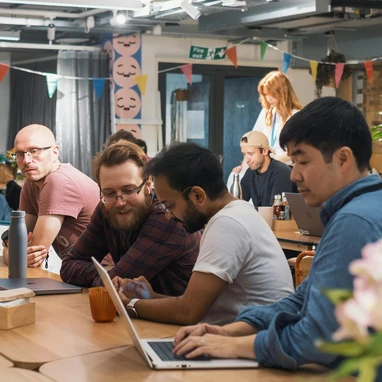 Zespół omawiający organizację spedycji morskiej