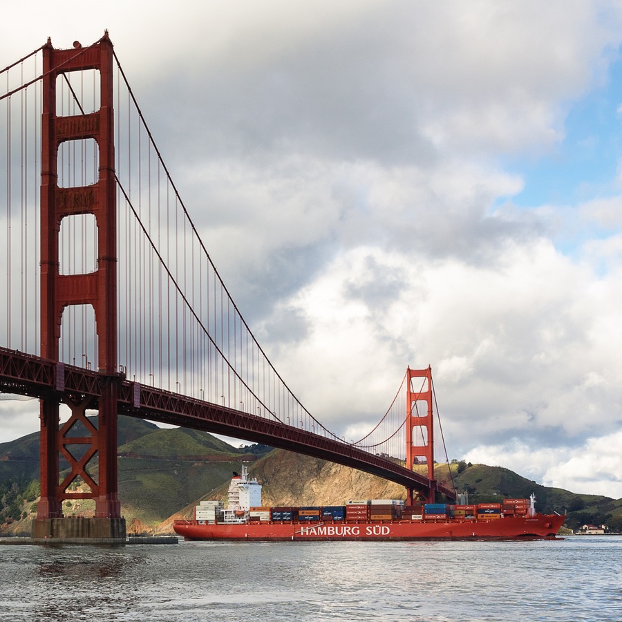 Transport kontenerów – kontenerowiec i terminal przeładunkowy
